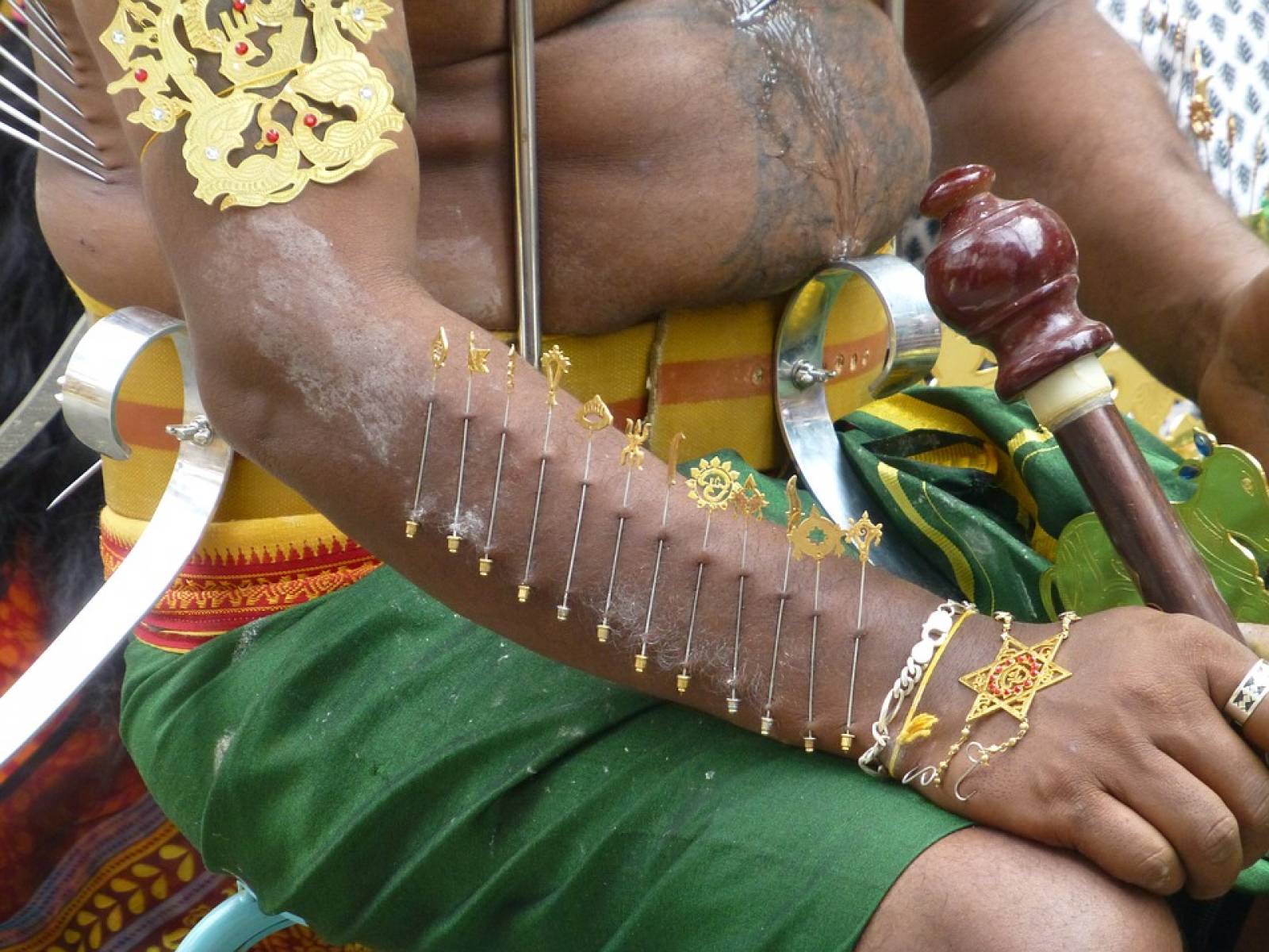 Des histoires de piercings, cultures et traditions