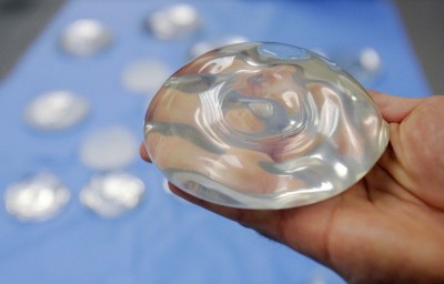 Implants mammaires : les dangers de la texturation